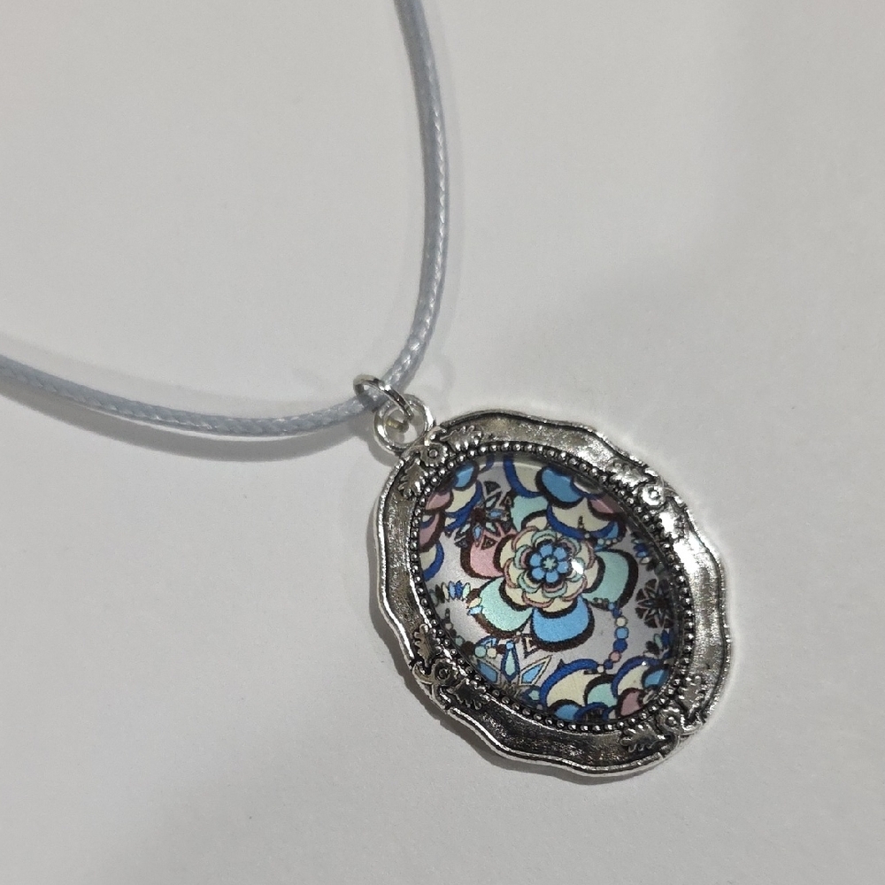 Vintage-Style Silver Floral Oval Pendant Necklace – Blue Pattern Art Charm, 18" - Picture 6 of 9